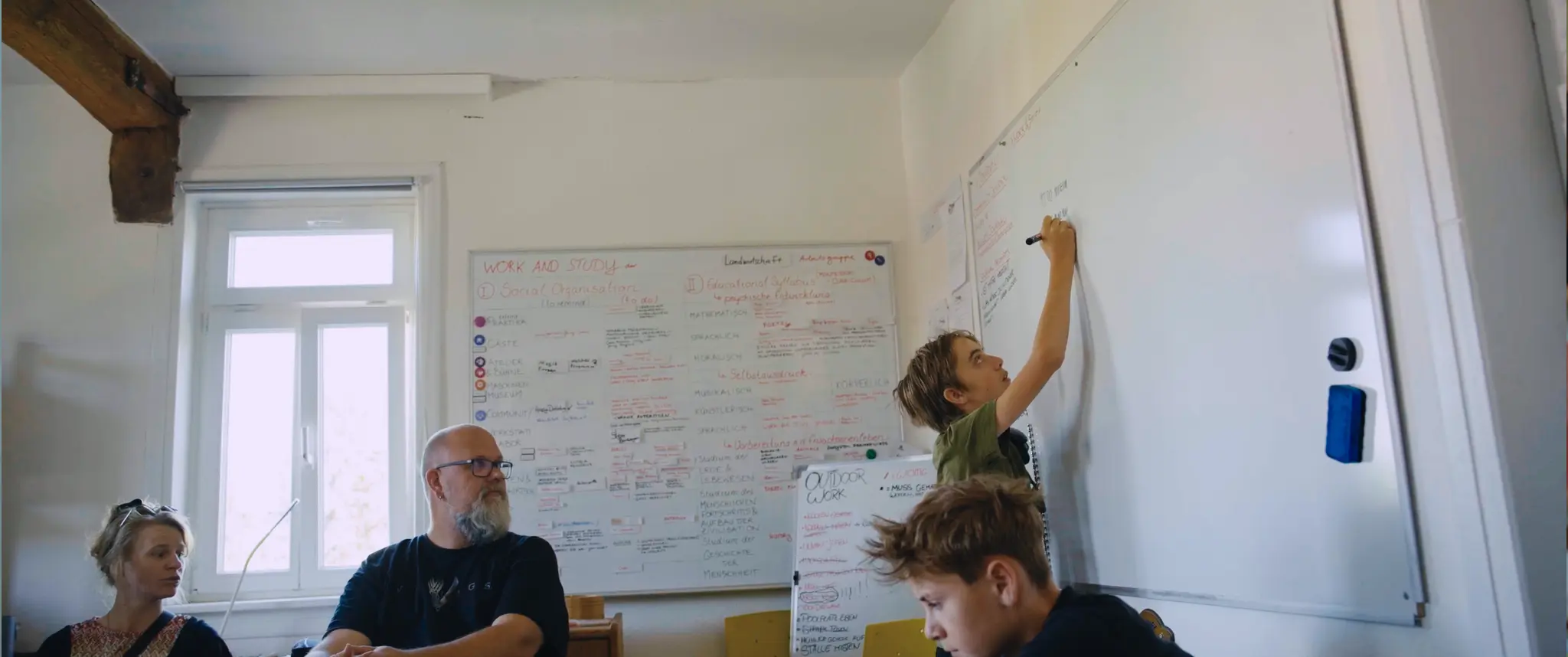 Pädagog:innen im Austausch über die Kooperation mit Schulen