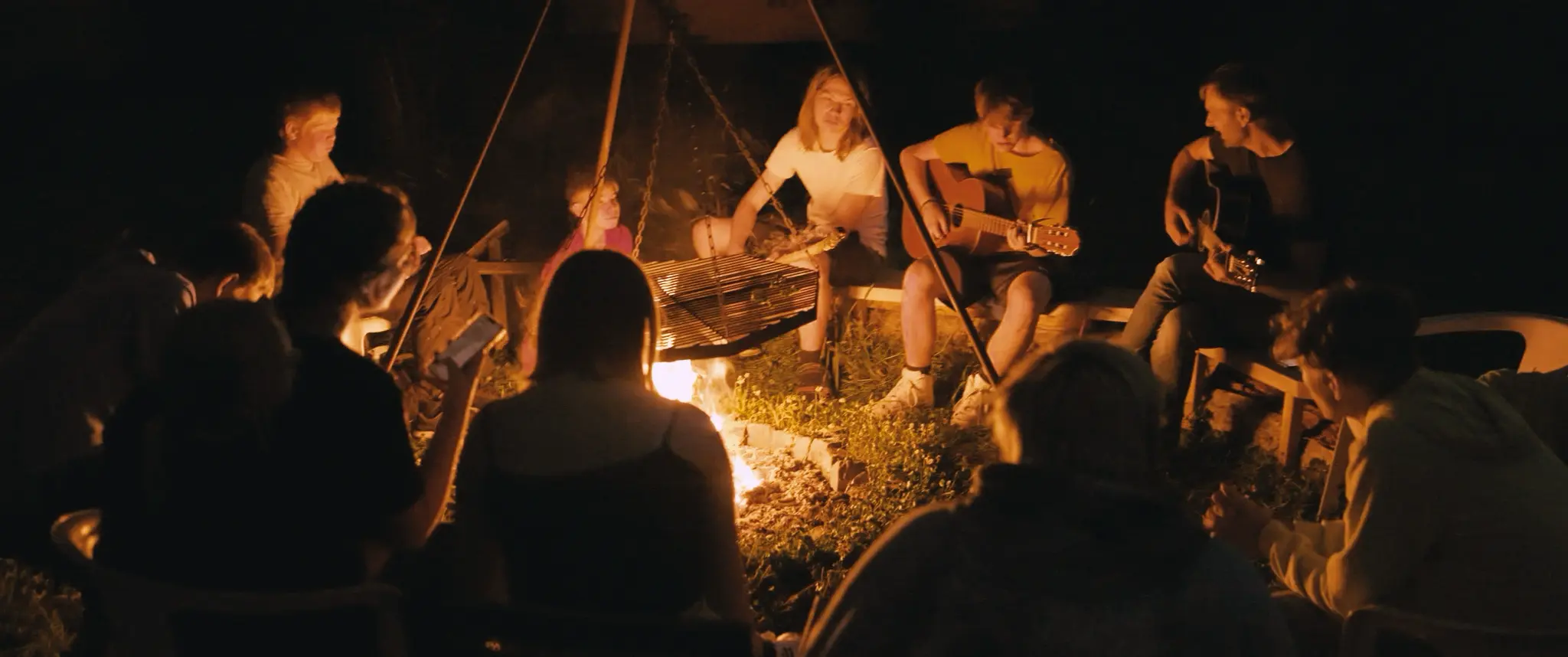 Lagerfeuer und Musik am Lernort der Montessori Farm